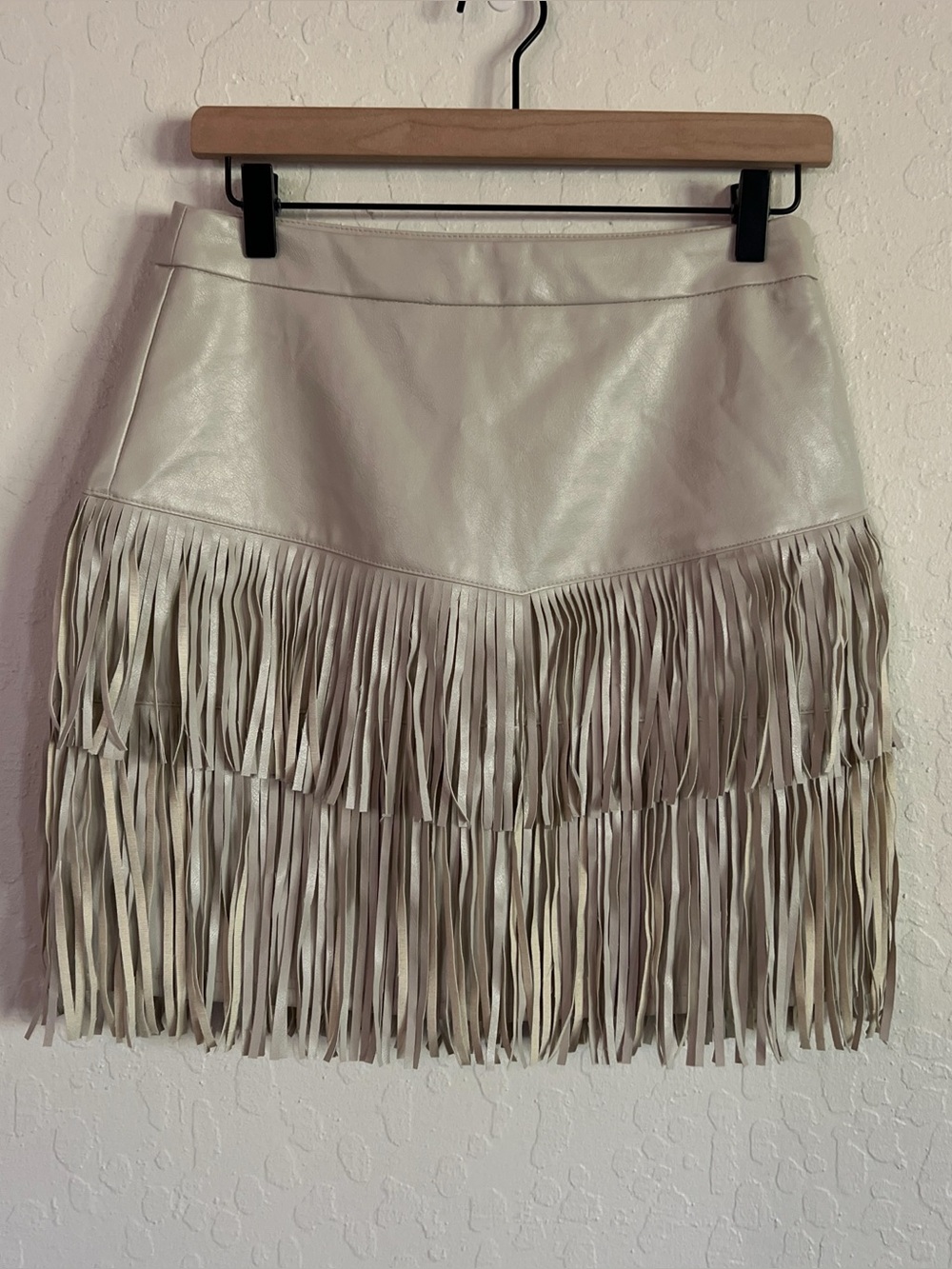 Altar’d State Faux Leather Fringe Mini Skirt Medium Cream Boho Festival Concert - Picture 5 of 8